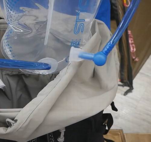 how to put water bladder in backpack